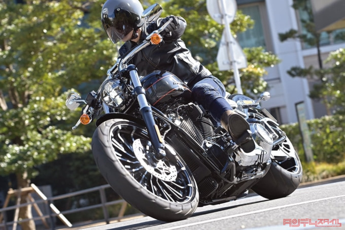 HARLEY-DAVIDSON BREAKOUT117(2023年モデル)走行イメージ