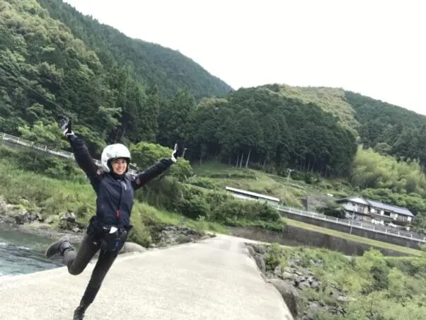 ライディングジャケットを着る下川原リサ