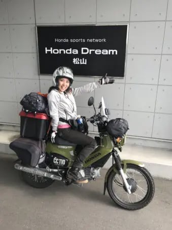 ライディングジャケットを着る下川原リサ