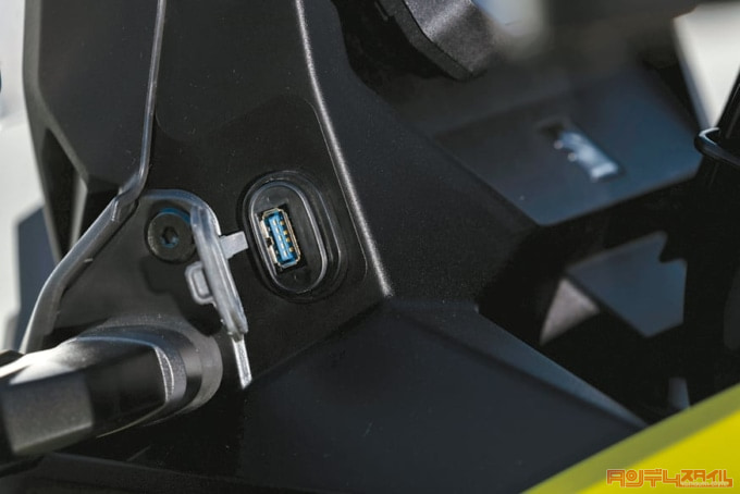 SUZUKI V-STROM800DE(2023年モデル)USBソケット