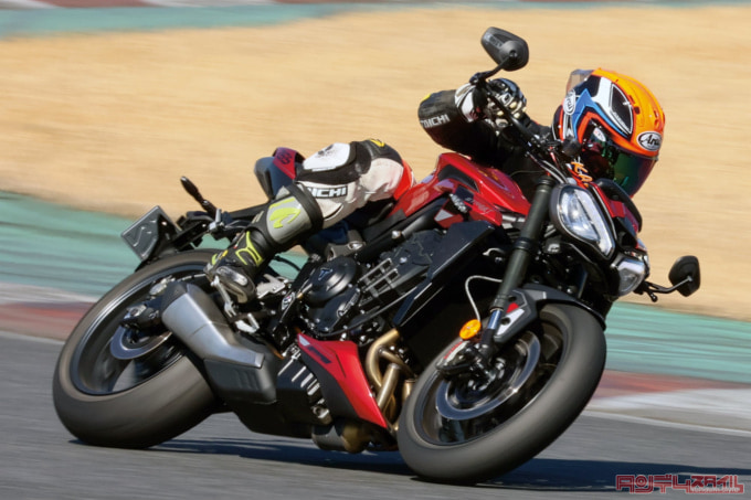 TRIUMPH STREET TRIPLE 765 RS(2023年モデル)走行