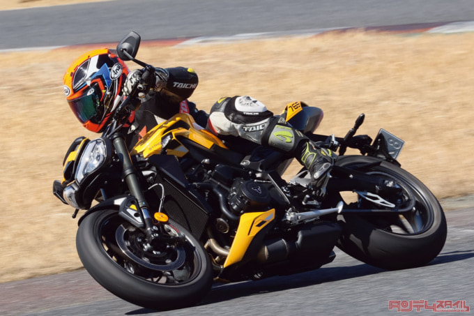 TRIUMPH STREET TRIPLE 765 RS(2023年モデル)走行