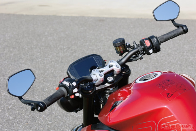 TRIUMPH STREET TRIPLE 765 RS(2023年モデル)ハンドル