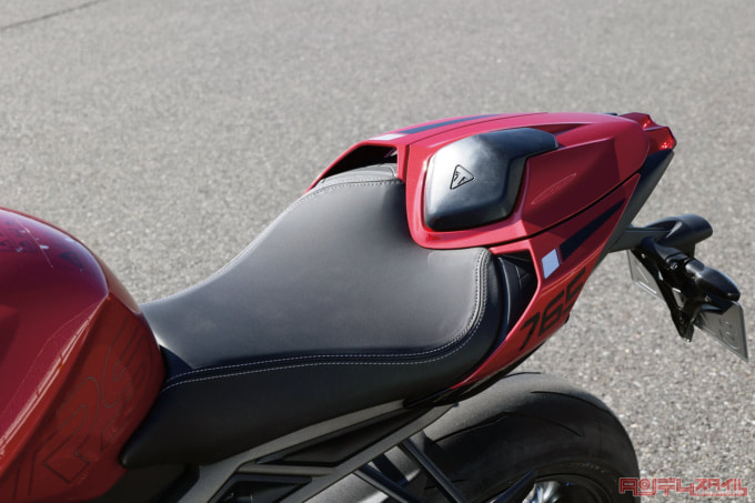TRIUMPH STREET TRIPLE 765 RS(2023年モデル)シート