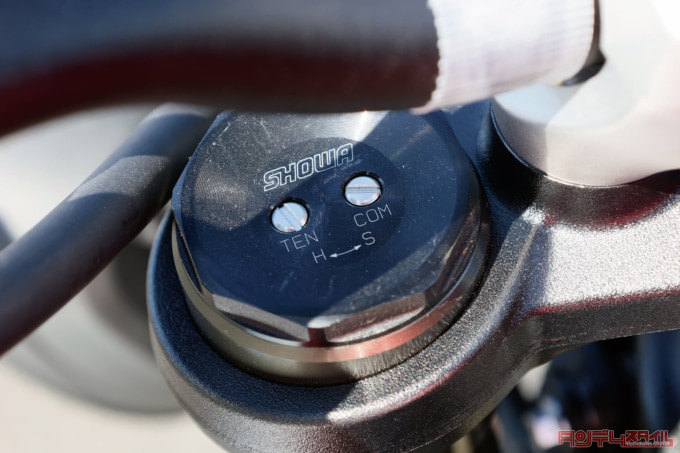 TRIUMPH STREET TRIPLE 765 RS(2023年モデル)倒立フロントフォーク