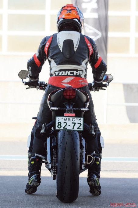TRIUMPH STREET TRIPLE 765 RS(2023年モデル)足つき
