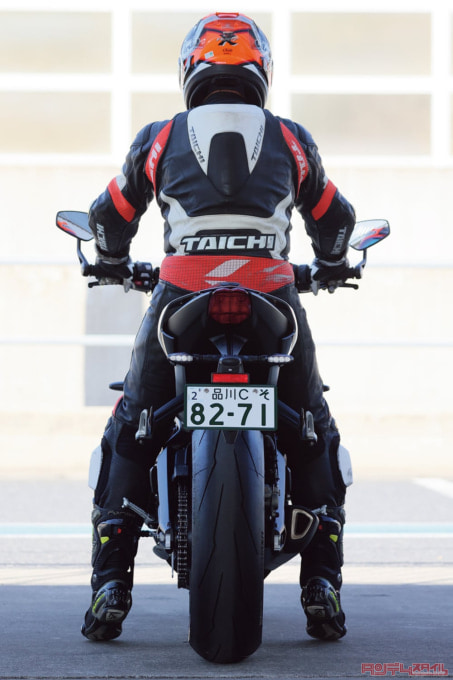 TRIUMPH STREET TRIPLE 765 RS(2023年モデル)ローダウン車足つき