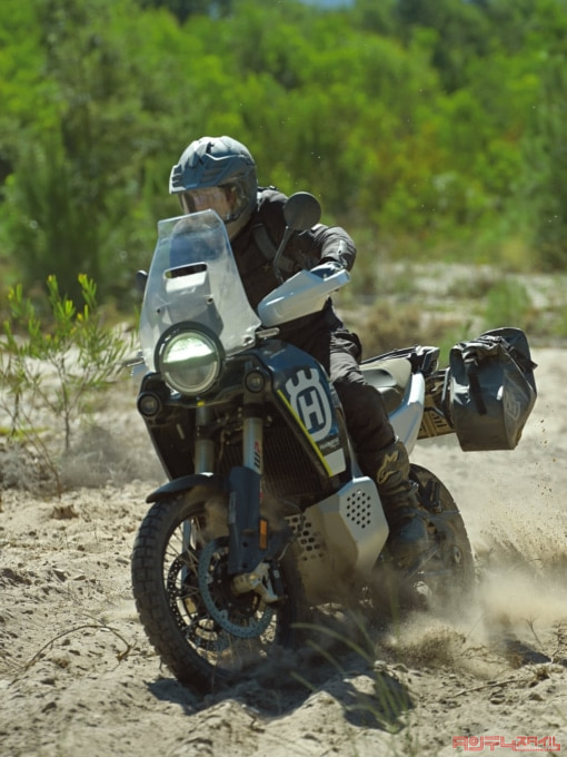 HUSQVARNA MOTORCYCLES NORDEN901 EXPEDITION(2023年モデル)走行
