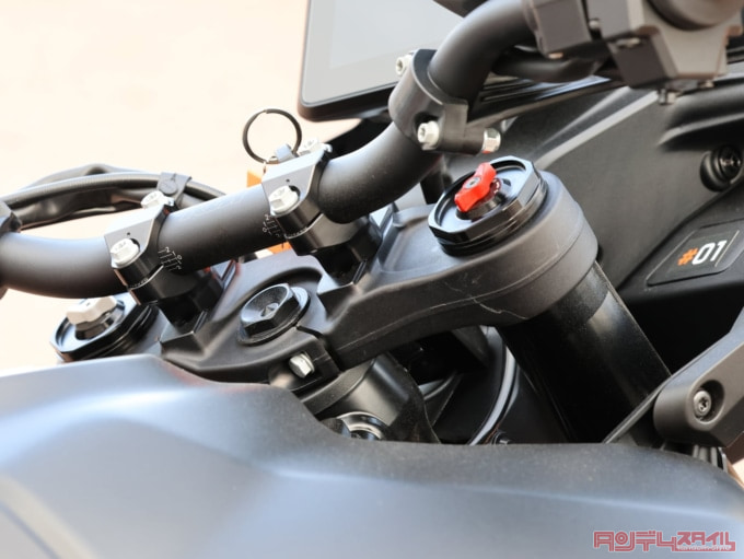 KTM 890SMT(2023年モデル)フロントフォーク調節機構