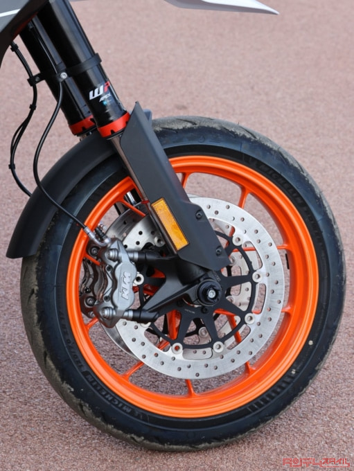 KTM 890SMT(2023年モデル)フロント足まわり