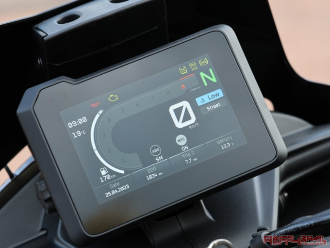 KTM 890SMT(2023年モデル)液晶メーター