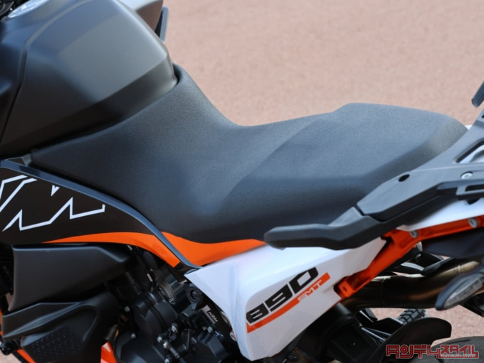 KTM 890SMT(2023年モデル)シート