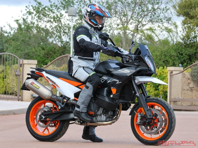 KTM 890SMT(2023年モデル)乗車姿勢