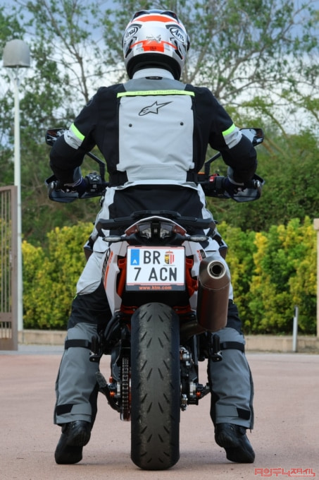 KTM 890SMT(2023年モデル)足つき