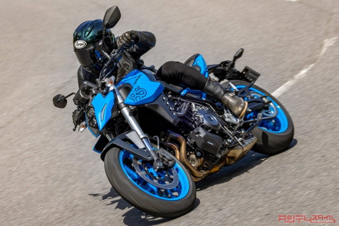 SUZUKI GSX-8S(2023年モデル)コーナー走行