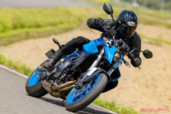 SUZUKI GSX-8S(2023年モデル)コーナー走行