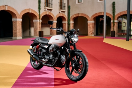 モト・グッツィのオーナーコミュニティ“Moto Guzzi The Clan”の10周年を祝う特別仕様車”V7 STONE TEN”発売！