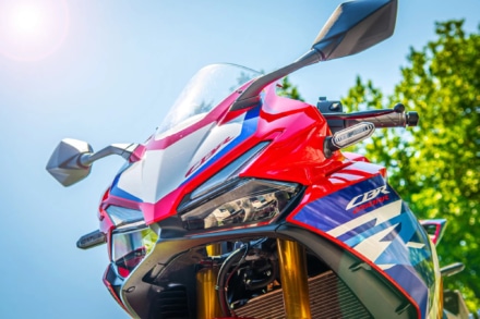夏はバイクにとっても過酷⁉︎ 猛暑の時期だからこそ気をつけたい愛車の健康管理って？【バイクライフ・ステップアップ講座／エンジンオイル交換 編】