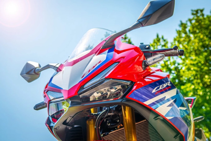 夏はバイクにとっても過酷⁉︎ 猛暑の時期だからこそ気をつけたい愛車の健康管理って?【バイクライフ・ステップアップ講座/エンジンオイル交換 編】