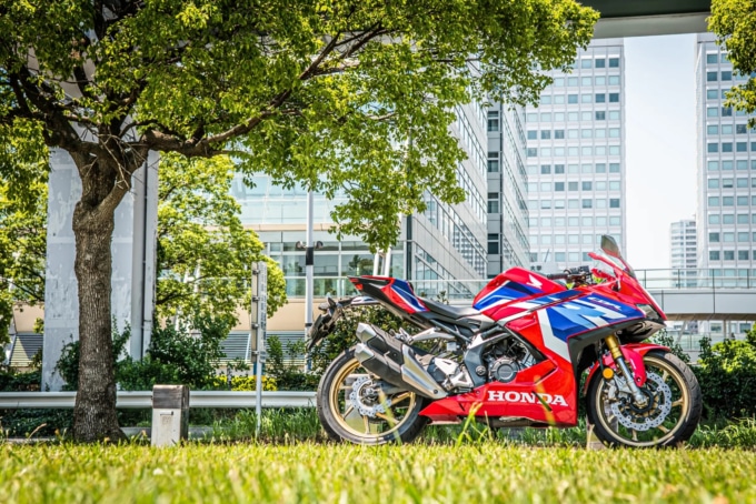 夏はバイクにとっても過酷⁉︎ 猛暑の時期だからこそ気をつけたい愛車の健康管理って?【バイクライフ・ステップアップ講座/エンジンオイル交換 編】