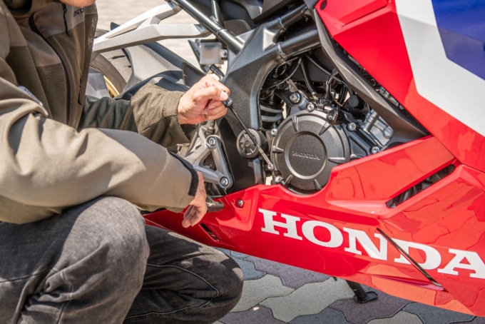 夏はバイクにとっても過酷⁉︎ 猛暑の時期だからこそ気をつけたい愛車の健康管理って?【バイクライフ・ステップアップ講座/エンジンオイル交換 編】