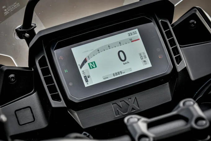 『NX400』ってバイク初心者向けなの? 生産終了した『400X』と比較して何が違う?【Honda NX400 ツーリングインプレ・レビュー 前編】