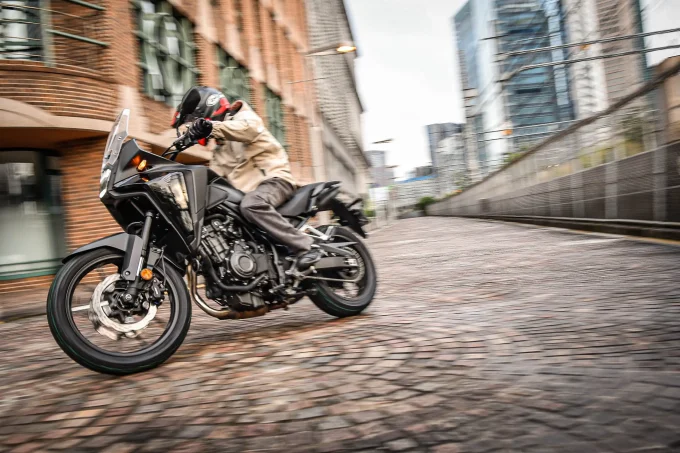 『NX400』ってバイク初心者向けなの? 生産終了した『400X』と比較して何が違う?【Honda NX400 ツーリングインプレ・レビュー 前編】