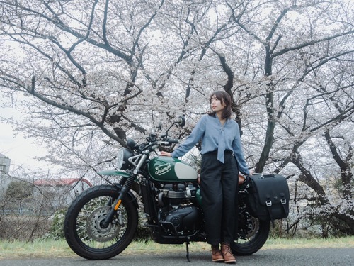 モトブロガーのカナイメグがバイクの前に立つ姿