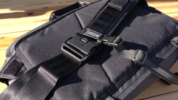 CHROMEインダストリーズとRGツーリングクラブ コラボレーションバッグ KADET 軽量プラスチックバックル