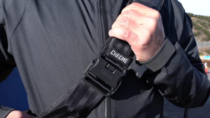 CHROMEインダストリーズとRGツーリングクラブ コラボレーションバッグ KADET 軽量プラスチックバックル セキュリティ機能