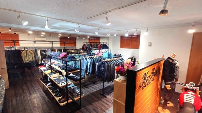 マックスフリッツ太田の広々とした店内。ジャケットやパンツ、シャツ、グローブがカテゴリー別に並ぶ様子。