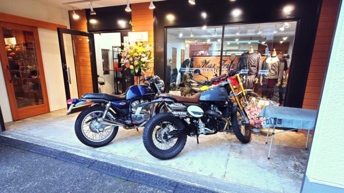 マックスフリッツ太田の店舗前ポーチ。バイクが4~5台駐輪可能な屋根付きスペース。