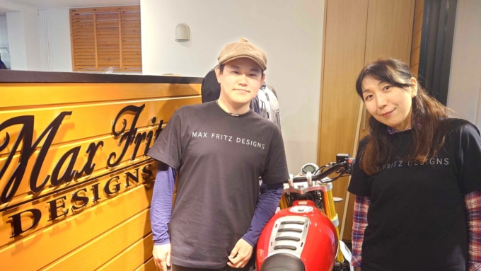 マックスフリッツ太田の店長・後藤さんとけん引付きバイク。本店店長・佐田さんも写るオープン日の一枚。