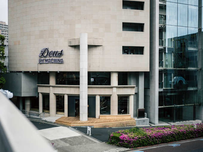 Deus Harajukuの建物外観と入り口正面に設置されたウッドデッキ