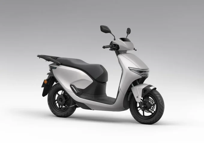 Hondaの新たな電動スクーター『CUV e: 』が登場!走行性能と先進装備が充実!【Honda2025新車ニュース】