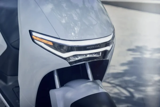 Hondaの新たな電動スクーター『CUV e: 』が登場!走行性能と先進装備が充実!【Honda2025新車ニュース】