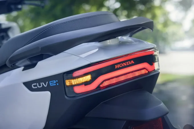 Hondaの新たな電動スクーター『CUV e: 』が登場!走行性能と先進装備が充実!【Honda2025新車ニュース】
