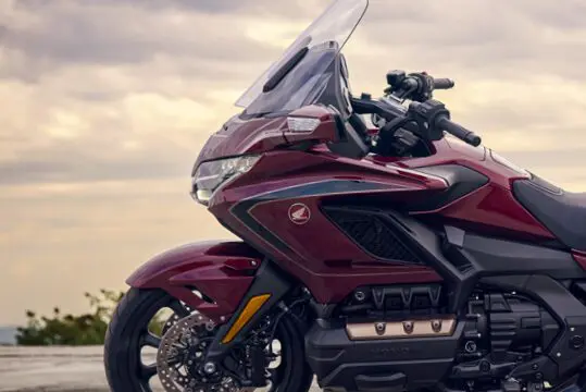【限定モデル】最上級! 大型ツーリングバイク『Gold Wing Tour(ゴールドウイング ツアー)』が50周年記念の限定仕様でさらにゴージャスに!?【Honda2025新車ニュース】