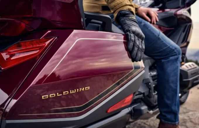 【限定モデル】最上級! 大型ツーリングバイク『Gold Wing Tour(ゴールドウイング ツアー)』が50周年記念の限定仕様でさらにゴージャスに!?【Honda2025新車ニュース】