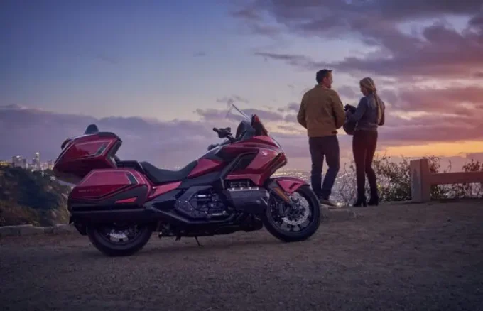 【限定モデル】最上級! 大型ツーリングバイク『Gold Wing Tour(ゴールドウイング ツアー)』が50周年記念の限定仕様でさらにゴージャスに!?【Honda2025新車ニュース】