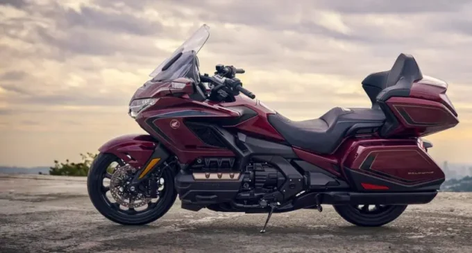 【限定モデル】最上級! 大型ツーリングバイク『Gold Wing Tour(ゴールドウイング ツアー)』が50周年記念の限定仕様でさらにゴージャスに!?【Honda2025新車ニュース】