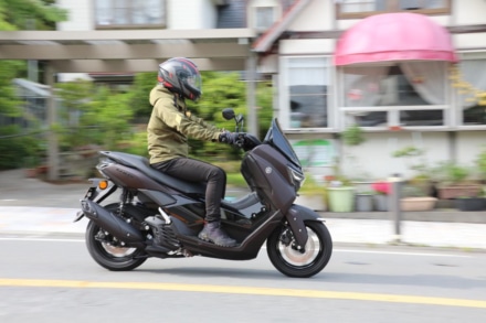 街中だけで走らすのがもったいない原付二種スクーターNMAX