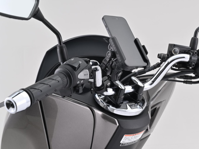 バイクに装着されたFLEXスマートフォンホルダーFSH-3の使用シーン(デイトナ)