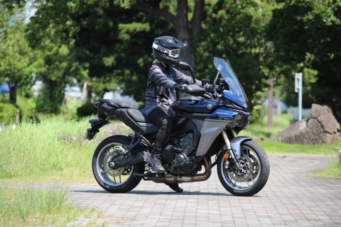 トレーサー9 GT+Y-AMT シートは低位置の状態で身長155㎝女性が跨っている様子|足つき
