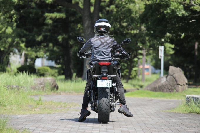 トレーサー9 GT+Y-AMT シートは低位置の状態で身長155㎝女性が跨っている後ろからの様子|足つき