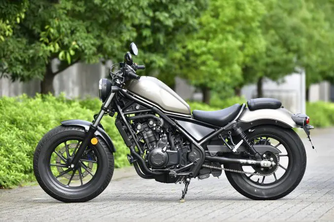 レブル500ってどんなバイク? 燃費や足つき性、装備などを解説します!【ホンダバイク資料室/Honda Rebel 500(2020)】車両左サイドからのビジュアル