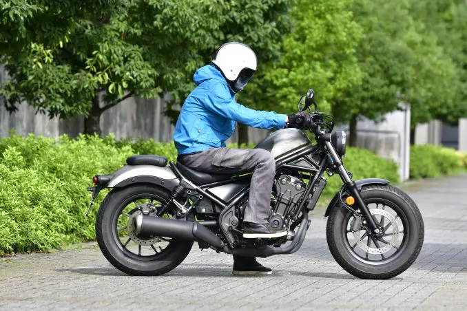 レブル500ってどんなバイク? 燃費や足つき性、装備などを解説します!【ホンダバイク資料室/Honda Rebel 500(2020)】身長176㎝のライダーがRebel500に跨る様子
