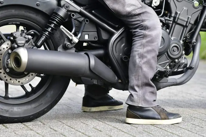 レブル500ってどんなバイク? 燃費や足つき性、装備などを解説します!【ホンダバイク資料室/Honda Rebel 500(2020)】身長176㎝がRebel500に跨っている足アップの写真