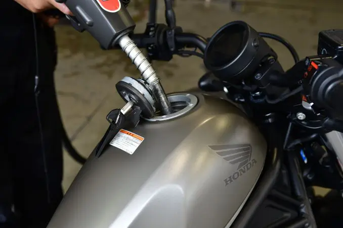 レブル500ってどんなバイク? 燃費や足つき性、装備などを解説します!【ホンダバイク資料室/Honda Rebel 500(2020)】Rebel 500ガソリンタンクに給油している写真