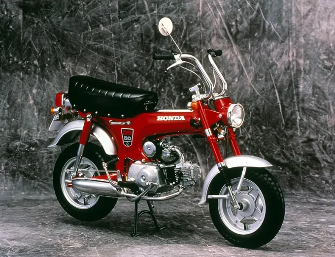 はじめてのバイクにおすすめ! 通勤・通学、二人乗りもOKの遊べる125cc『ダックス125』は初心者の人も安心です!【原付二種で楽しむホンダのバイク! /Honda Dax125 前編】